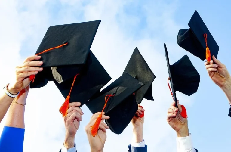 Ide Kado Teman Wisuda